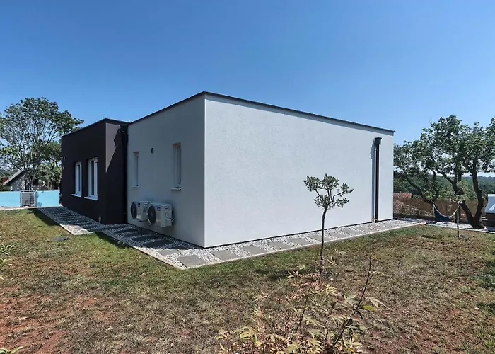 Senorita Villa Pula