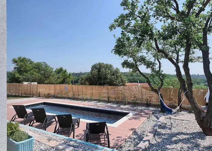 Senorita Villa Pula