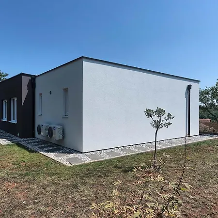 Senorita Villa Pula